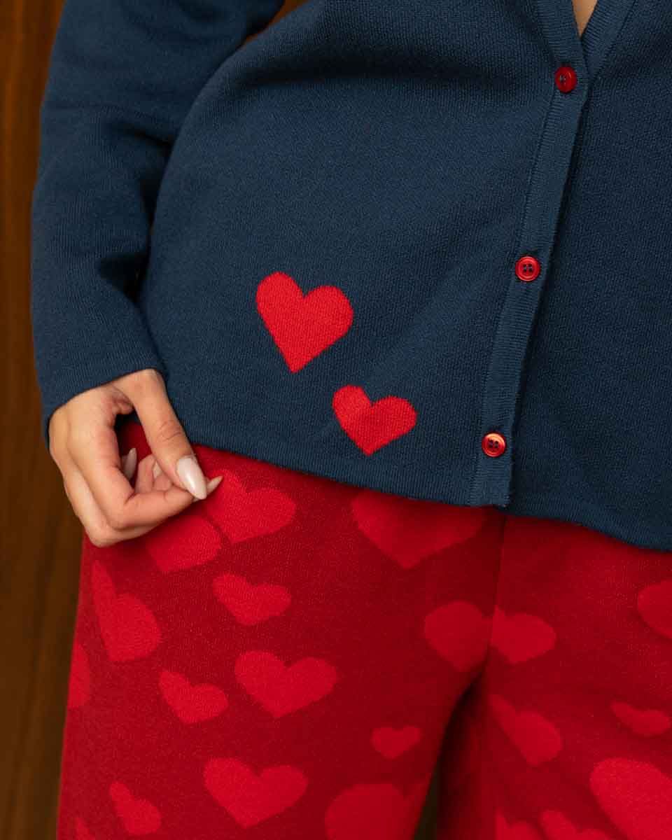 LOVEBEAT CARDIGAN – Μπλε πλεκτή ζακέτα με καρδιές & κόκκινα κουμπιά