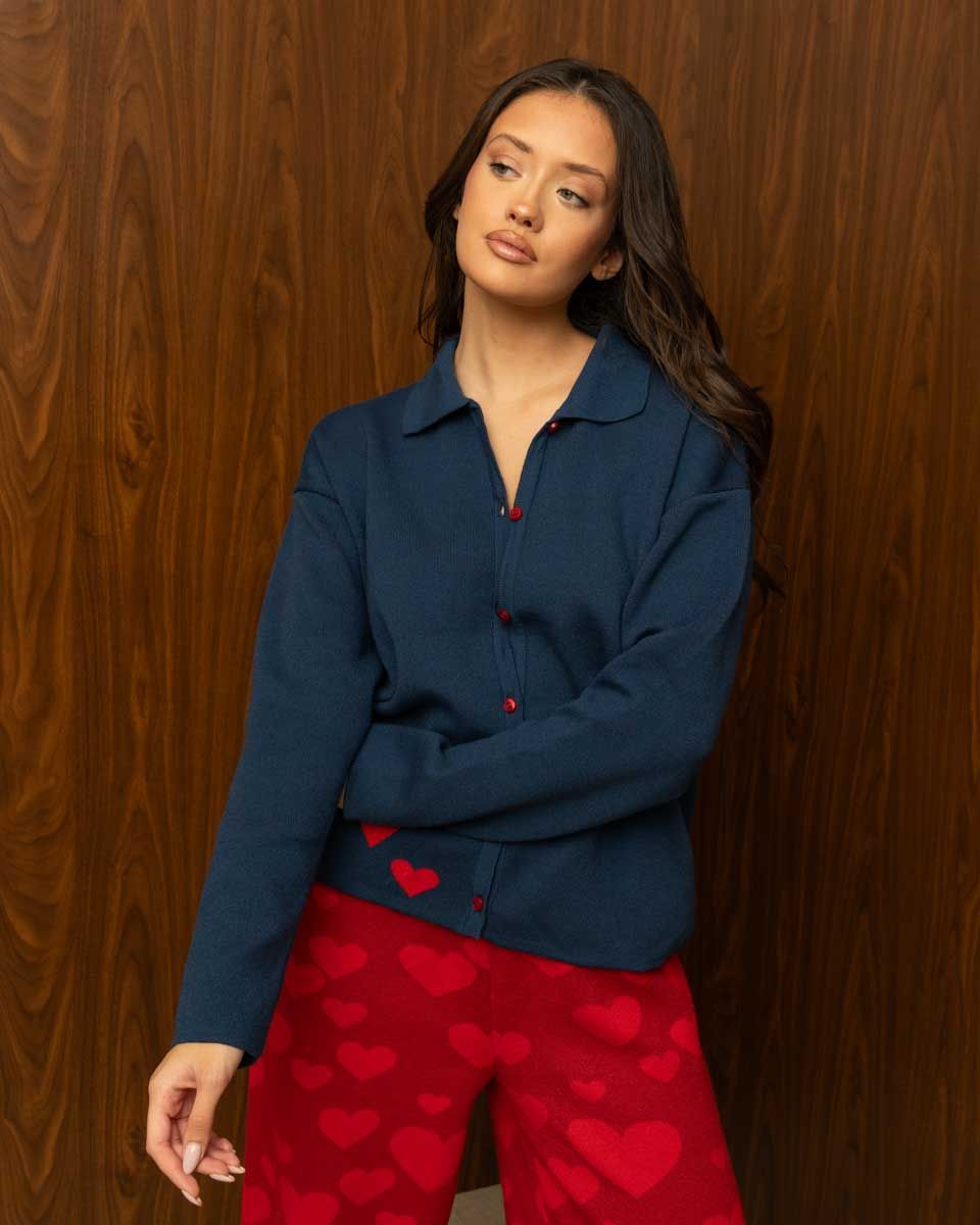LOVEBEAT CARDIGAN – Μπλε πλεκτή ζακέτα με καρδιές & κόκκινα κουμπιά
