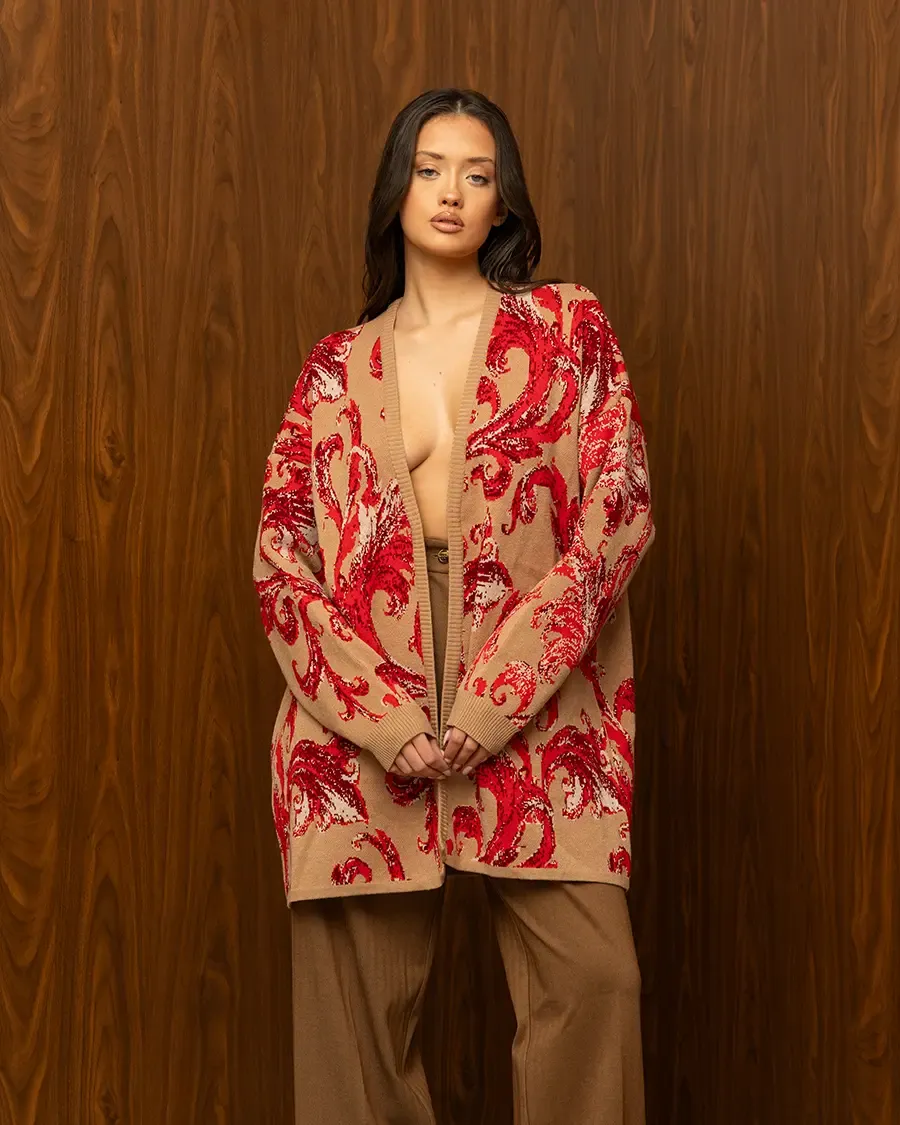 RED BAROQUE CARDIGAN – Μπεζ πλεκτή ζακέτα με κόκκινο baroque μοτίβο