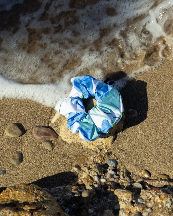 AQUA BLOOM SCRUNCHIE