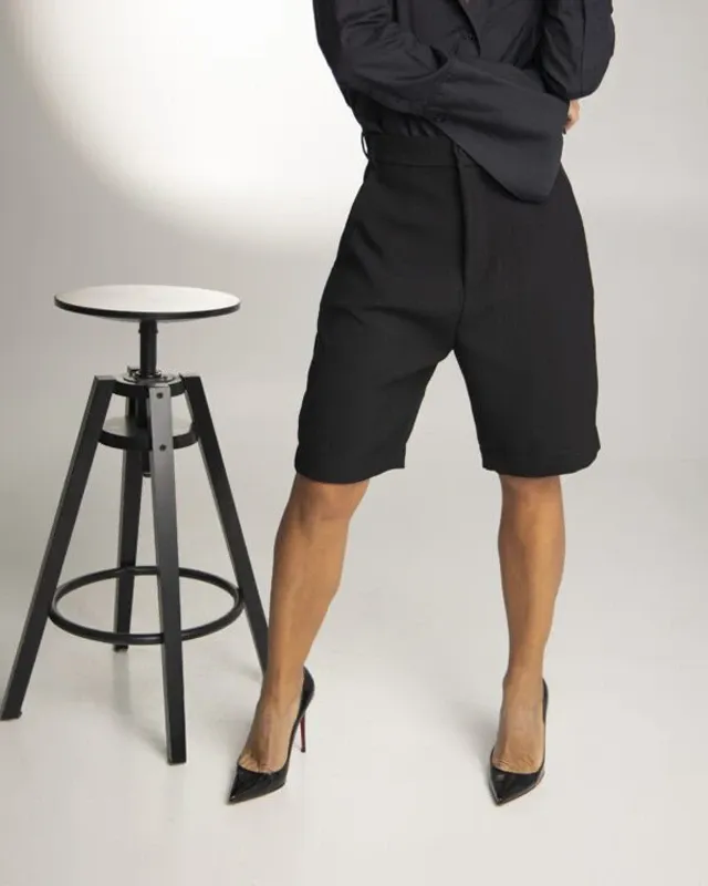 BLACK TAILORED BERMUDA